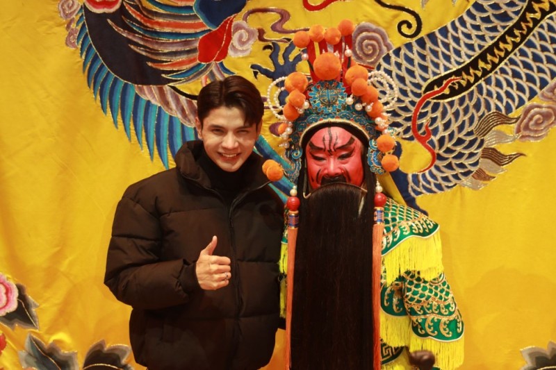 老挝网红博主与扮演关羽的京剧演员合影留念 摄影 曲艺.jpg